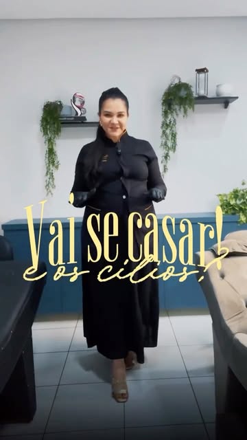 Bruna no studio falando sobre cílios para noivas